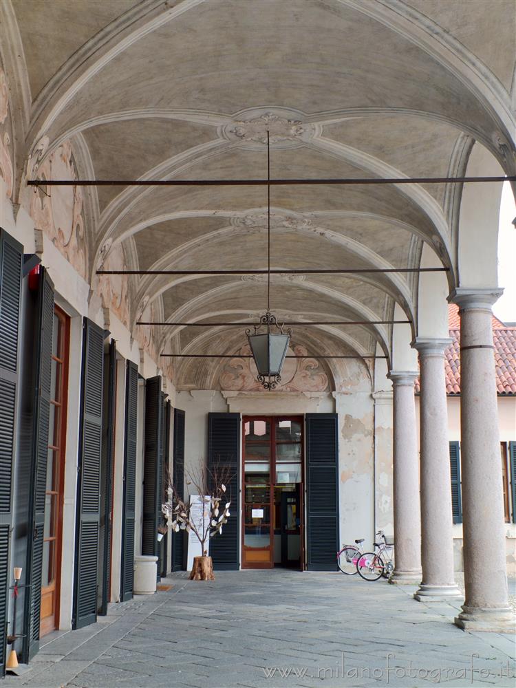 Cavenago di Brianza (Monza e Brianza) - Portico nel cortile di Palazzo Rasini